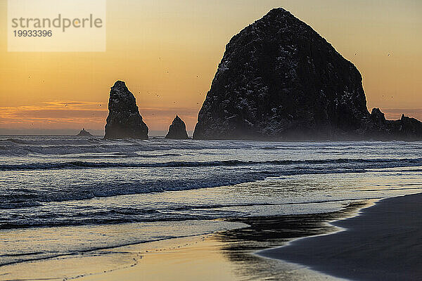 USA  Oregon  Silhouette des Haystack Rock am Cannon Beach bei Sonnenuntergang