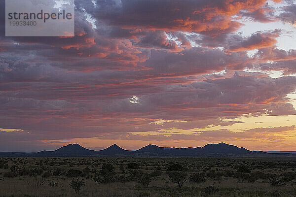 USA  New Mexico  Santa Fe  Sonnenuntergangshimmel über den Cerrillos Hills