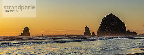 USA  Oregon  Silhouette des Haystack Rock am Cannon Beach bei Sonnenuntergang