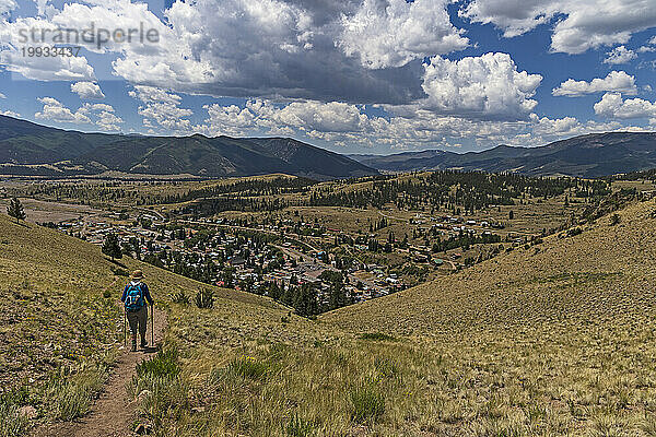 USA  Colorado  Creede  Rückansicht einer Frau beim Wandern in der Nähe der Stadt