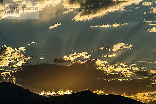 Silhouette der Berge mit Sonnenaufgang im Hintergrund