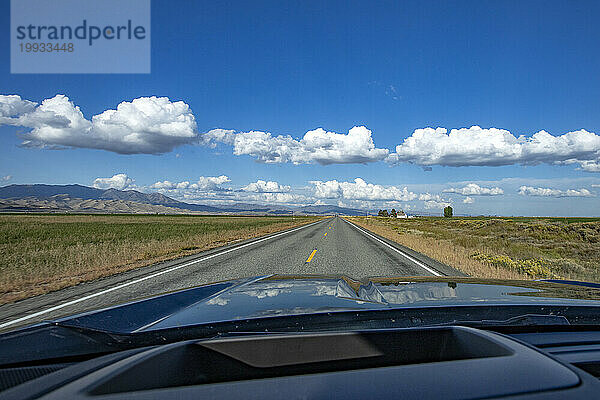 USA  Idaho  Fairfield  ländliche Landschaft vom Auto auf dem Highway 20 aus gesehen