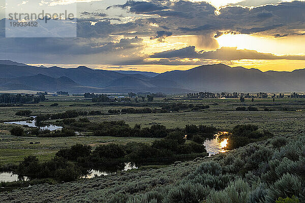 USA  Idaho  Bellevue  wunderschöner Sonnenaufgang über den Silhouetten der Berge