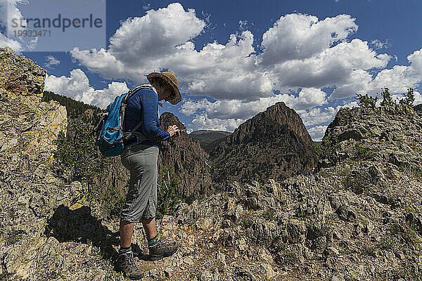 USA  Colorado  Creede  Frau schaut vor Gericht in den San Juan Mountains auf ihr Smartphone