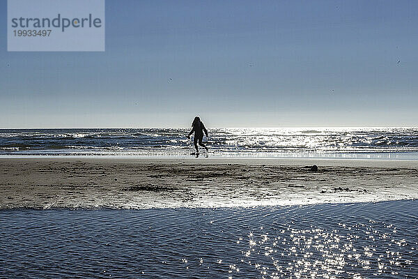 USA  Oregon  Silhouette einer Frau am Cannon Beach