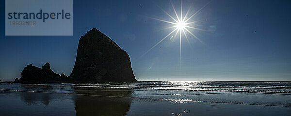 USA  Oregon  Silhouette des Haystack Rock am Cannon Beach