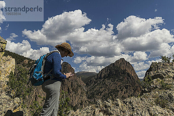 USA  Colorado  Creede  Frau schaut vor Gericht in den San Juan Mountains auf ihr Smartphone