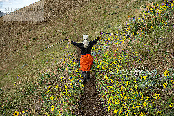 USA  Idaho  Hailey  Seniorin wandert auf dem Carbonate Mountain Trail
