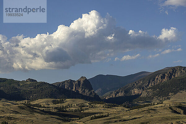 USA  Colorado  Creede  geschwollene Wolken über den San Juan Mountains an einem sonnigen Tag