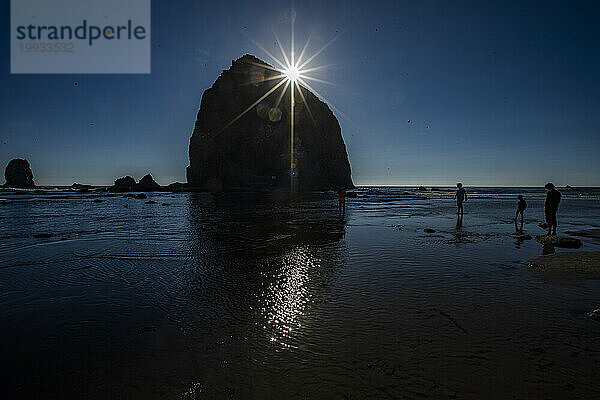 USA  Oregon  Silhouette des Haystack Rock am Cannon Beach