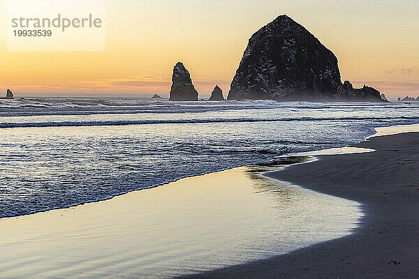 USA  Oregon  Silhouette des Haystack Rock am Cannon Beach bei Sonnenuntergang