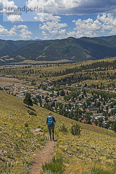 USA  Colorado  Creede  Rückansicht einer Frau beim Wandern in der Nähe der Stadt