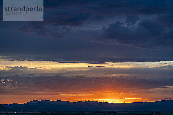 Wunderschöner Sonnenuntergang über den Silhouetten der Berge