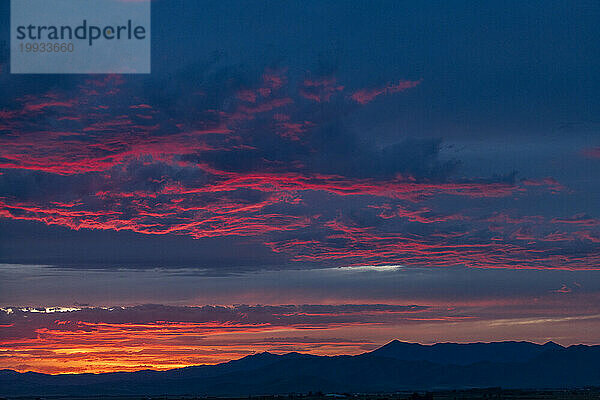 Wunderschöner Sonnenuntergang über den Silhouetten der Berge