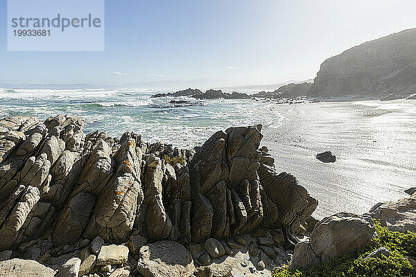 Südafrika  Hermanus  Meer und felsige Küste im Walker Bay Nature Reserve