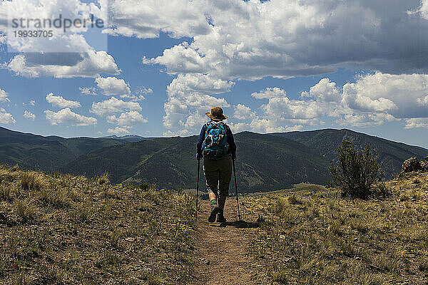 USA  Colorado  Creede  Rückansicht einer Frau beim Wandern in den San Juan Mountains