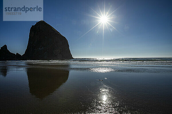 USA  Oregon  Silhouette des Haystack Rock am Cannon Beach