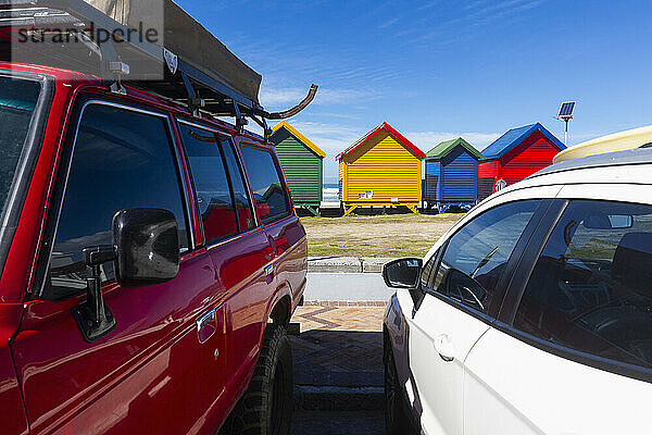 In der Nähe von Muizenberg Beach geparkte Autos