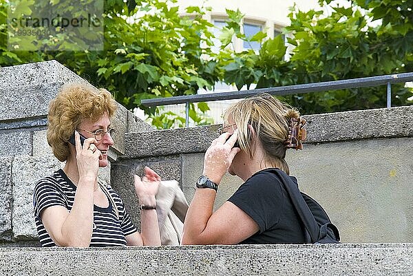 2 Frauen mit Handy