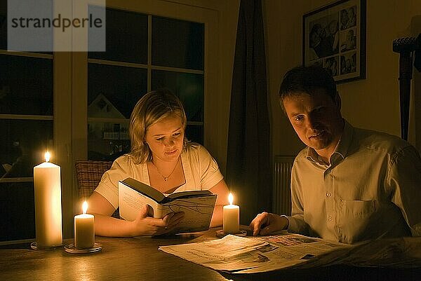 Paar liest bei Kerzenlicht