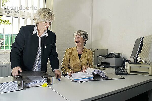 2 Frauen im Büro