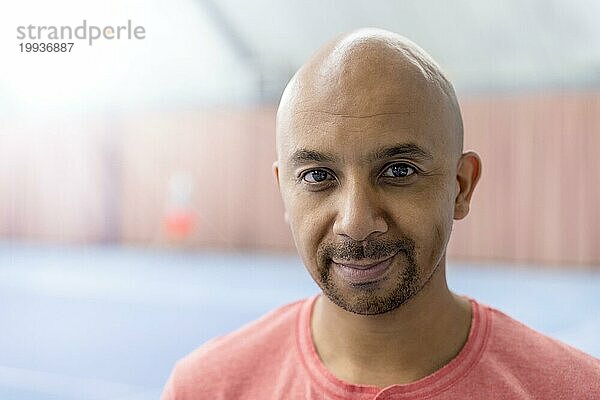 Portrait eines Tennisspielers in der Halle. Duisburg  Nordrhein-Westfalen  Deutschland  Europa