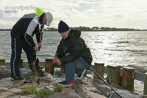 2 Angler im Abendlicht an der Ostsee