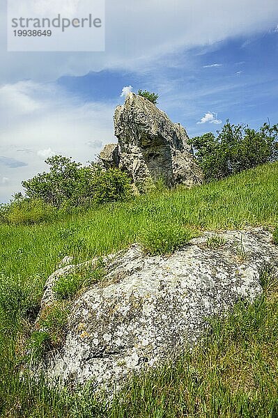Felsen auf der Wiese im Burgenland