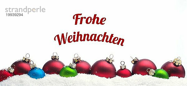 Bunte Weihnachtskugeln in Reihe im Schnee auf einem weißen Hintergrund mit den deutschen Worten Frohe Weihnachten