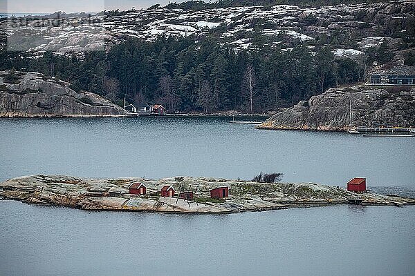 Blick über eine steinige Küstenlandschaft im Winter. Schnee  Eis und verdorrtes Heidekraut. Landschaftsaufnahme in der Stadt Fjällbacka  Westküste Schweden