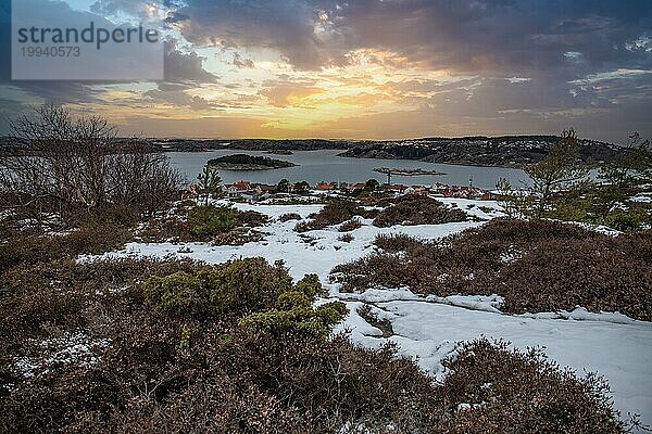 Blick über eine steinige Küstenlandschaft im Winter. Schnee  Eis und verdorrtes Heidekraut. Landschaftsaufnahme in der Stadt Fjällbacka  Westküste Schweden