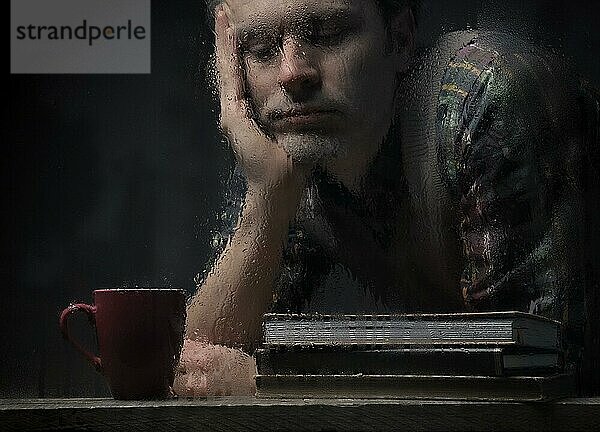 Trauriger Mann Porträt an einem regnerischen Tag  Depression oder Traurigkeit Konzept