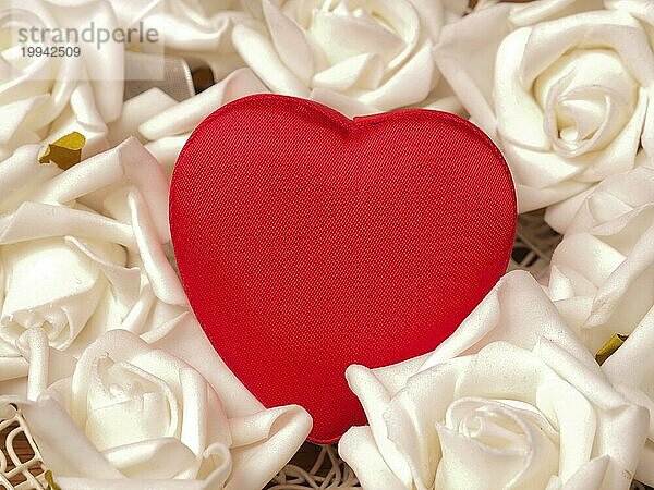 Rotes Herz geformt Geschenkbox auf weißen Rosen Dekoration  Liebe Konzept