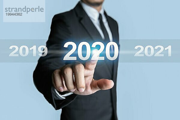 Geschäftsleute wollen das Jahr 2020 anfassen. Konzept der Zielsetzung für den Erfolg