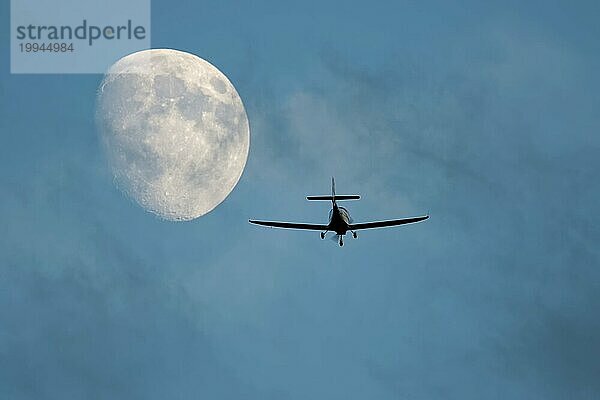 Flugzeug fliegt Richtung Mond