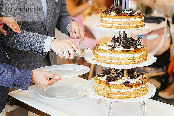 Detail der Puppen auf der Hochzeitstorte  traditionelle Zeremonie  Braut und Bräutigam schneiden die Torte an