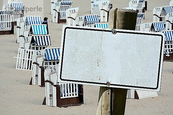 Leeres Schild mit Textfreiraum vor Strandkörben am Strand der Ostsee in Deutschland