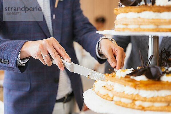 Detail der Puppen auf der Hochzeitstorte  traditionelle Zeremonie  Braut und Bräutigam schneiden die Torte an