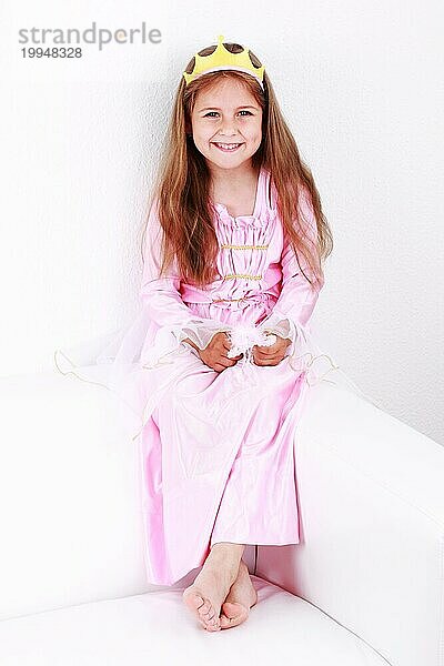 Schönes kleines Mädchen als Prinzessin verkleidet