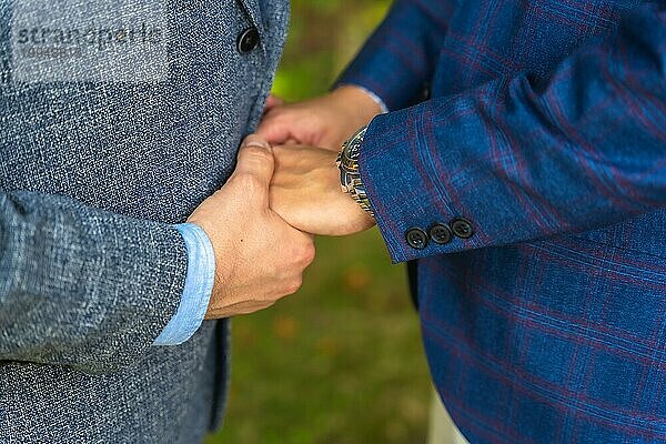 Detail der männlichen Braut und Bräutigam schütteln Hände  lgbt Konzept der Homosexuell Menschen bei einer Hochzeit