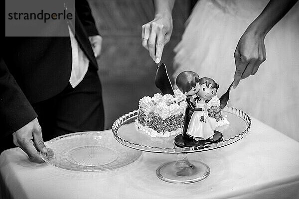 Detail der Puppen auf der Hochzeitstorte  traditionelle Zeremonie  Braut und Bräutigam schneiden die Torte an