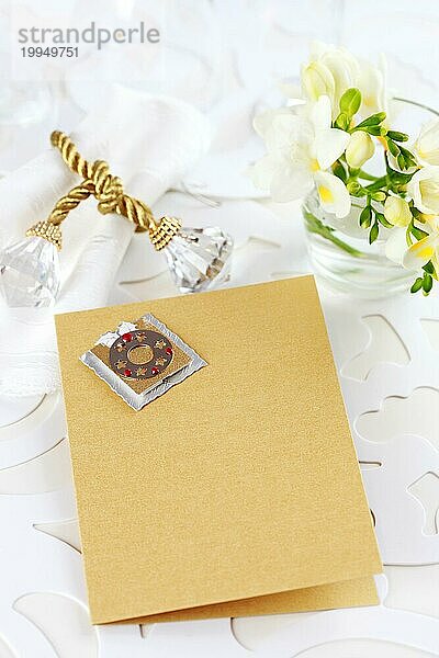 Einladungskarte für Hochzeitsessen oder Menü mit Platz für Text in Silber und Gold
