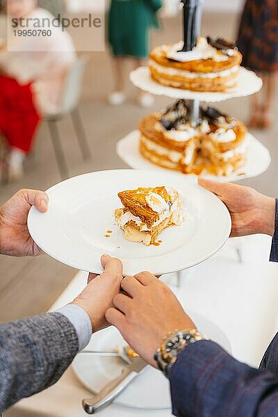 Detail der Puppen auf der Hochzeitstorte  traditionelle Zeremonie  Braut und Bräutigam mit der angeschnittenen Torte