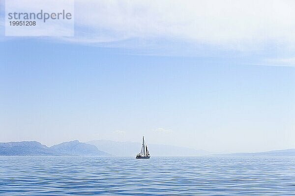 Einsame Segelyacht an der kroatischen Küste