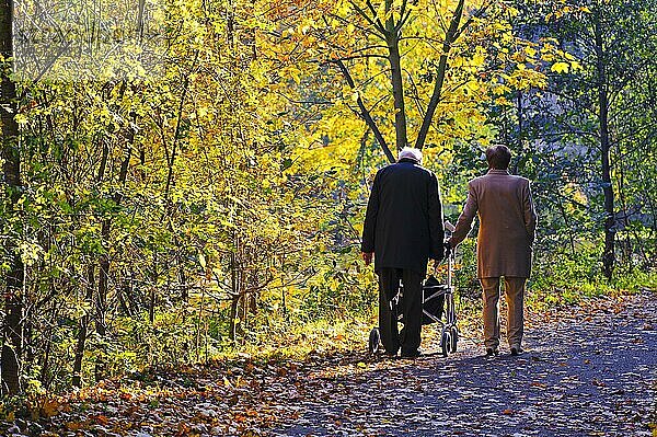 älteres Ehepaar bei einem Spaziergang im Herbst