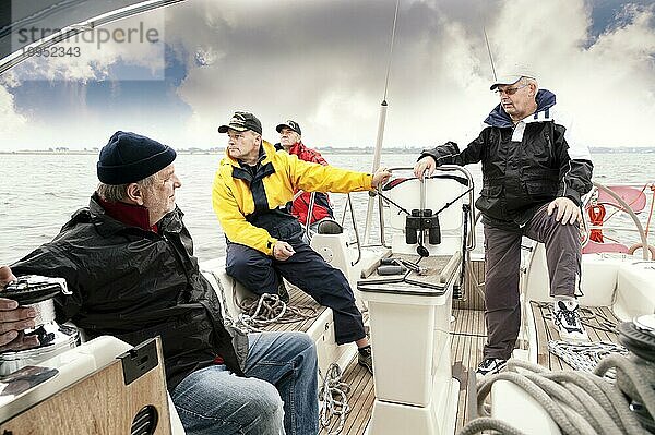 4 Männer an Bord einer Segelyacht