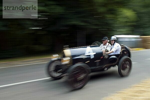 2 Männer im Oldtimercabrio