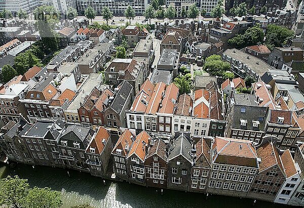 Erhöhte Schrägluftaufnahme über historischen Dächern im Stadtzentrum  Dordrecht  Niederlande  Europa