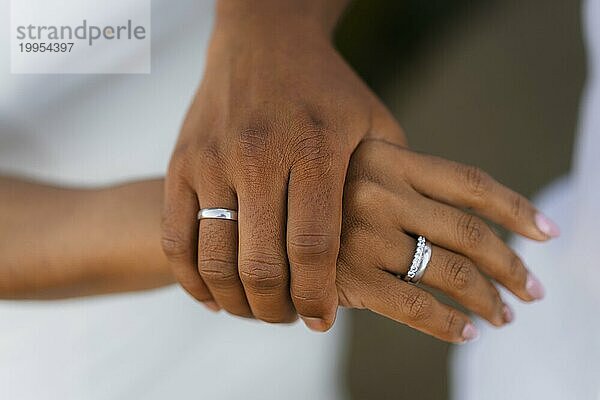 Hände von Braut und Bräutigam mit Ringen bei einer Hochzeit  Hochzeitszeremonie