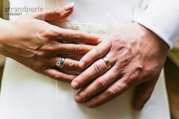Detail der Hände von Braut und Bräutigam mit Ringen bei einer Hochzeit  Hochzeitszeremonie